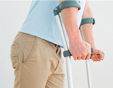 Persona utilizando muletas para desplazarse, apoyando el peso sobre los antebrazos.
